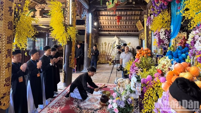 Nghi lễ tiến hành lễ cúng cơm mới. (Ảnh: THANH SƠN)