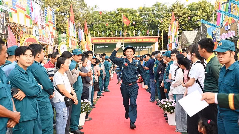 Không khí phấn khởi của các tân binh ngày nhập ngũ. (Ảnh: BÁO NHÂN DÂN)