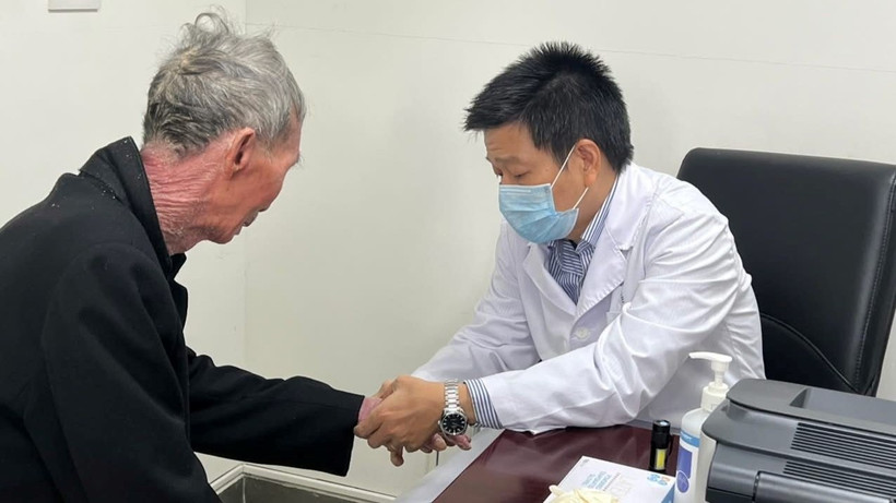 Bác sĩ Bệnh viện Hữu Nghị khám và điều trị bệnh cho người cao tuổi.