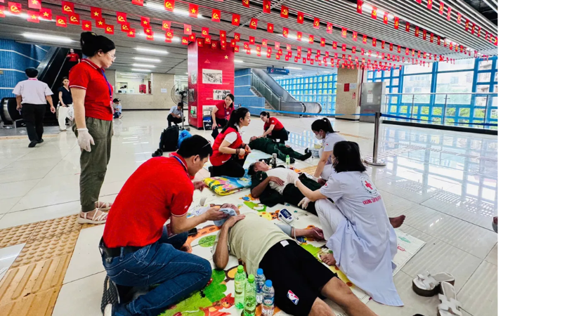 Tổ sơ cấp cứu Hội Chữ thập đỏ hỗ trợ người dân tại tuyến đường sắt Cát Linh-Hà Đông trong dịp Lễ kỷ niệm 80 năm Cách mạng Tháng Tám thành công và Quốc khánh 2/9.