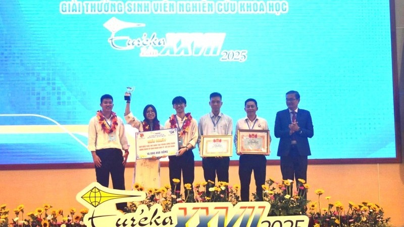 Nhóm sinh viên đoạt giải Nhất lĩnh vực kỹ thuật công nghệ nhận giải thưởng.