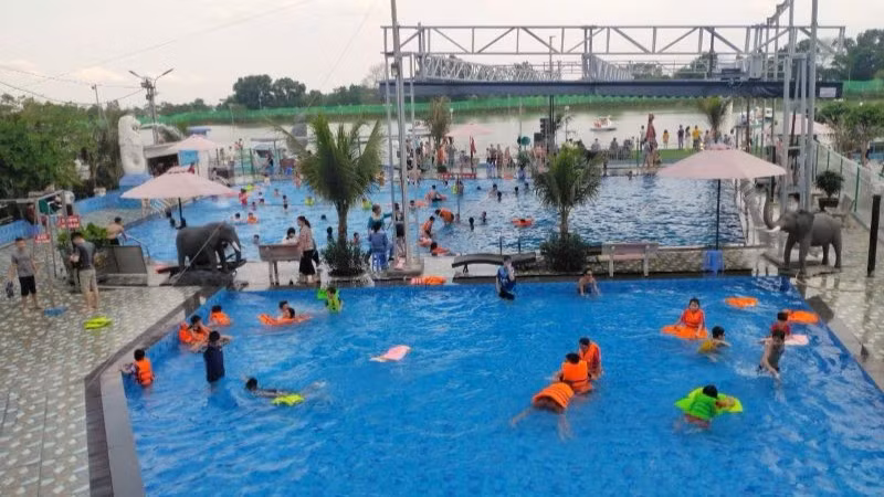 Bơi lội giúp phòng ngừa nguy cơ đuối nước ở trẻ em. (Ảnh: MINH HÀ)