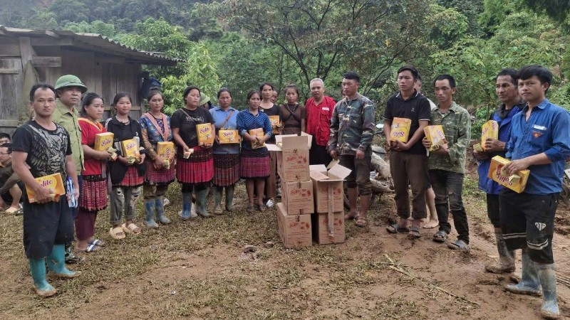 Đại diện Hội Chữ thập đỏ tỉnh Điện Biên trao hàng cứu trợ cho người dân. 