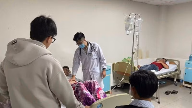 Các bệnh nhân bị ngộ độc nằm điều trị tại bệnh viện.