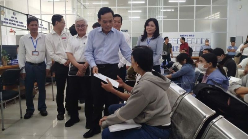 Bí thư Thành ủy Thành phố Hồ Chí Minh Trần Lưu Quang thăm hỏi người dân đến làm thủ tục hành chính.