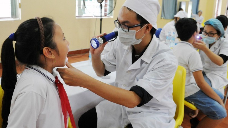 Khám sức khỏe định kỳ cho học sinh tại Trường tiểu học Lê Quý Đôn, Hà Nội. (Ảnh: TRẦN HẢI)