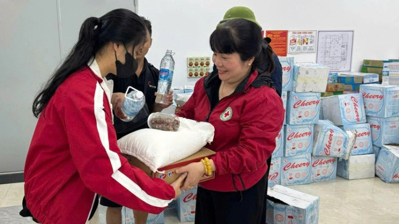 Hội Chữ thập đỏ Việt Nam cứu trợ khẩn cấp người dân 6 tỉnh bị thiệt hại do mưa lũ Cán bộ, tình nguyện viên Chữ thập đỏ cứu trợ người dân bị ảnh hưởng bởi mưa lũ tại thành phố Huế.