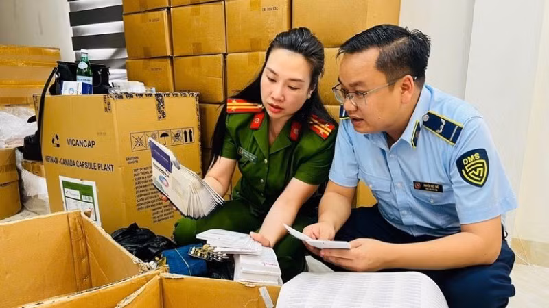 Công an Hà Nội khám xét lô thực phẩm chức năng, thiết bị y tế giả. (Ảnh: THÚY HÀ)