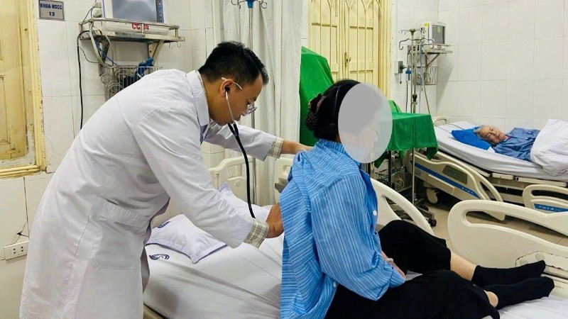 Bác sĩ Bệnh viện Nội tiết Trung ương thăm khám và điều trị cho bệnh nhân.