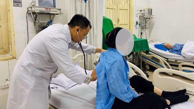 Bác sĩ Bệnh viện Nội tiết Trung ương thăm khám và điều trị cho bệnh nhân.