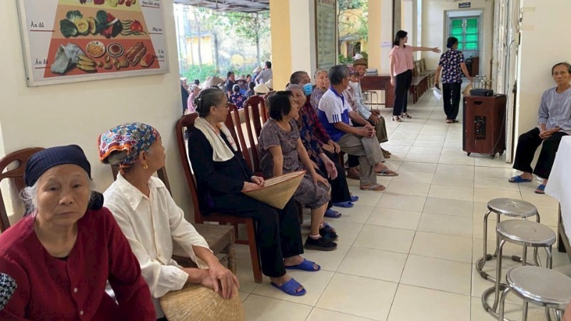 Người dân đến khám tại Trạm y tế Phú Thái, thành phố Hải Phòng. (Ảnh TTXVN)