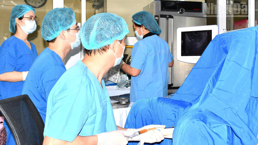 Các y bác sĩ Viện Mô phôi lâm sàng Quân đội thực hiện chọc hút trứng cho bệnh nhân khi thụ tinh ống nghiệm.