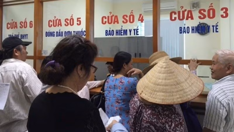 Hai nhóm đối tượng được tăng mức hưởng khám, chữa bệnh bảo hiểm y tế lên 100% từ năm 2026. (Ảnh minh họa)