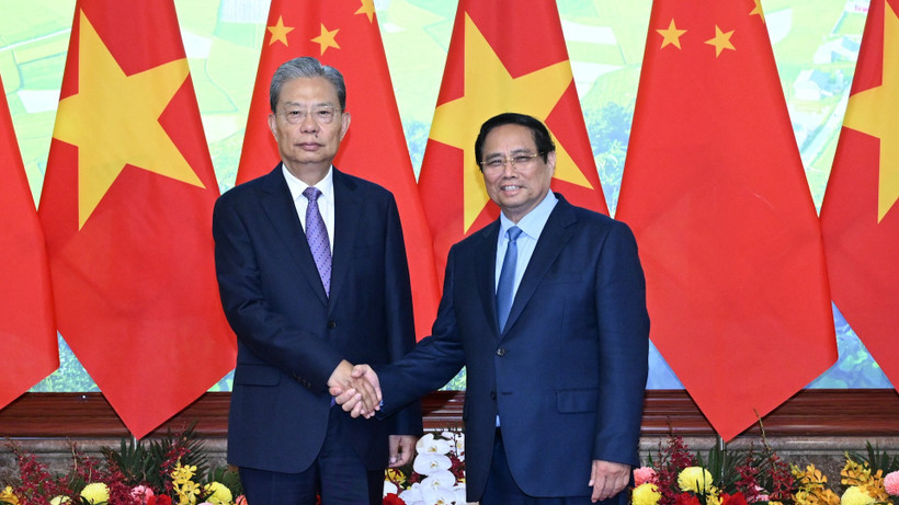 Thủ tướng Phạm Minh Chính và đồng chí Triệu Lạc Tế, Ủy viên Thường vụ Bộ Chính trị Trung ương Đảng Cộng sản Trung Quốc, Ủy viên trưởng Ủy ban Thường vụ Đại hội Đại biểu Nhân dân toàn quốc nước Cộng hòa nhân dân Trung Hoa.