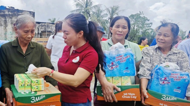 Hội Chữ thập đỏ tỉnh Thanh Hóa hỗ trợ người dân bị ảnh hưởng do cơn bão số 10.