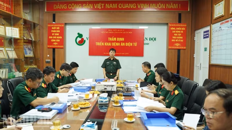 Thiếu tướng, Phó Giáo sư, Tiến sĩ Vũ Nhất Định, Phó Giám đốc Học viện Quân y, Chủ tịch Hội đồng thẩm định điều hành buổi thẩm định.