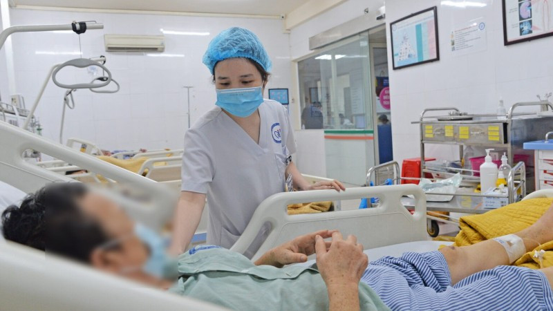 Nhân viên y tế theo dõi sức khỏe cho bệnh nhân đái tháo đường. (Ảnh minh họa)