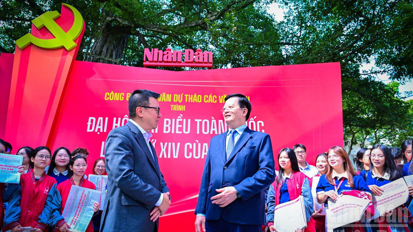 Phó Thủ tướng Chính phủ Mai Văn Chính tham quan không gian trưng bày “Toàn văn Dự thảo các văn kiện Đại hội XIV của Đảng” tại Báo Nhân Dân.