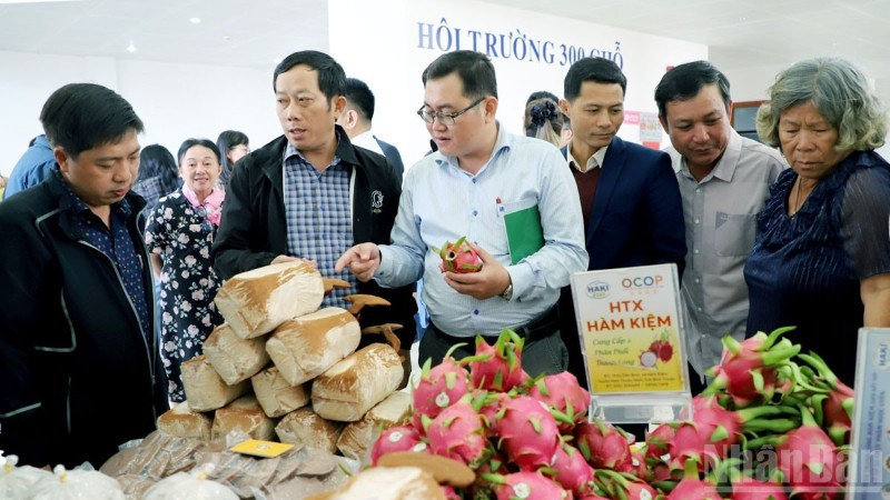 Các doanh nghiệp, hợp tác xã, cơ sở sản xuất tại Lâm Đồng giới thiệu nông sản bên lề hội nghị.