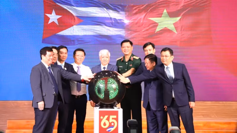 Các đại biểu thực hiện nghi thức phát động Chương trình vận động ủng hộ nhân dân Cuba với chủ đề “65 năm nghĩa tình Việt Nam-Cuba”.