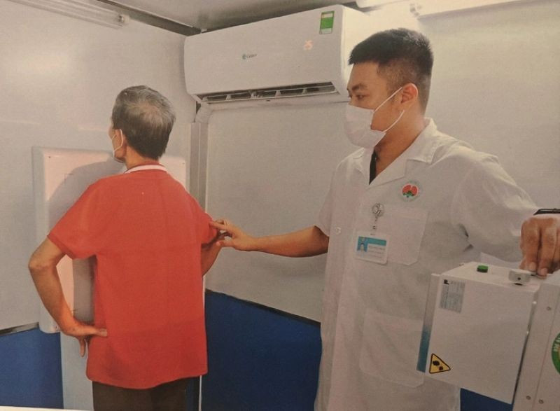 Chụp X-quang sàng lọc bệnh lao cho người dân. (Ảnh: BVCC)