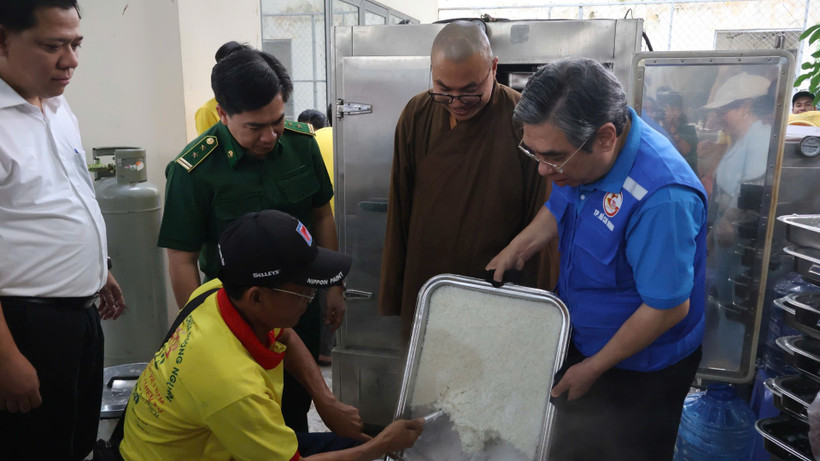 Đồng chí Nguyễn Phước Lộc, Phó Bí thư Thành ủy, Chủ tịch Ủy ban Mặt trận Tổ quốc Việt Nam Thành phố Hồ Chí Minh trực tiếp kiểm tra bếp ăn dã chiến.