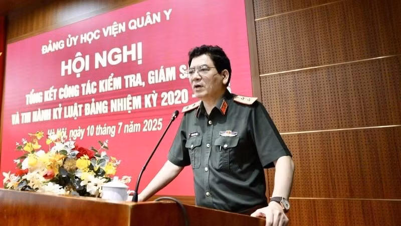 Trung tướng, Giáo sư, Tiến sĩ Nghiêm Đức Thuận, Bí thư Đảng ủy, Chính ủy Học viện Quân y phát biểu tại hội nghị.