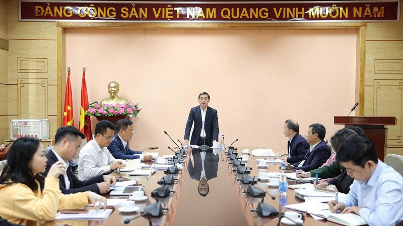 Giáo sư, Tiến sĩ Trần Văn Thuấn, Thứ trưởng Y tế, Chủ tịch Hội đồng Y khoa Quốc gia đã chủ trì cuộc họp.