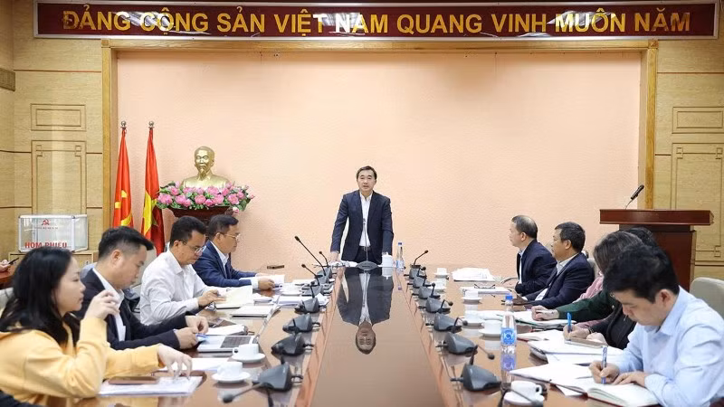 Giáo sư, Tiến sĩ Trần Văn Thuấn, Thứ trưởng Y tế, Chủ tịch Hội đồng Y khoa Quốc gia đã chủ trì cuộc họp.
