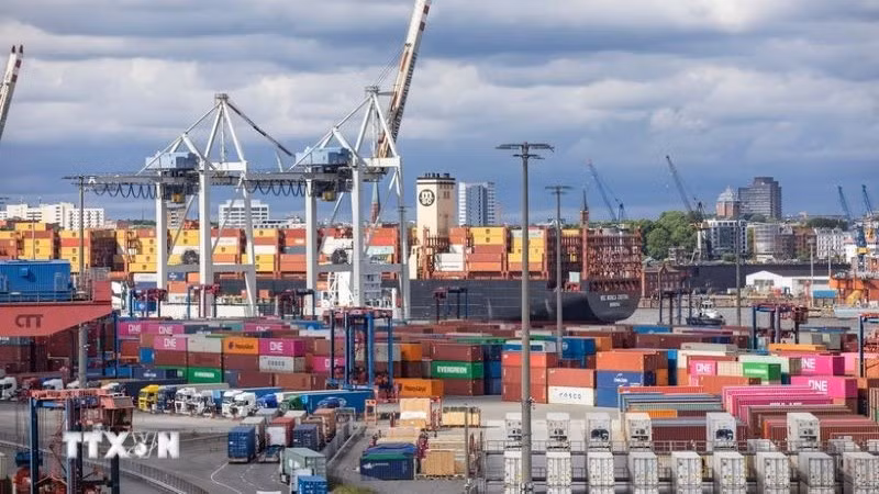 Cảng hàng hóa ở Hamburg, Đức. (Ảnh: THX/TTXVN)