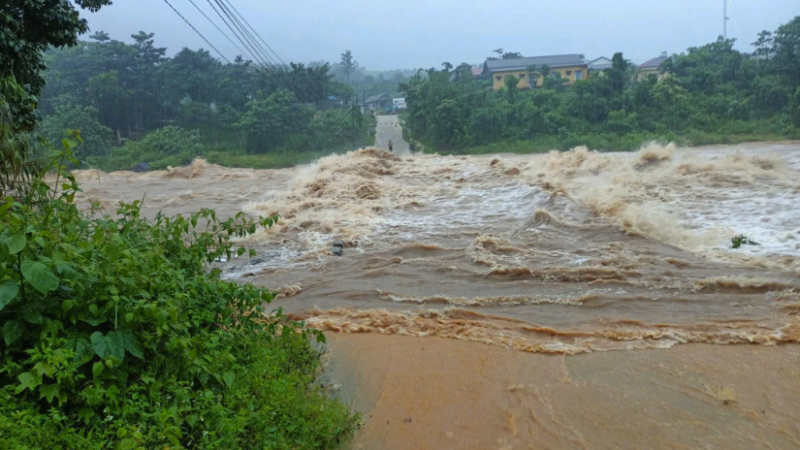 Nước sông thượng nguồn dâng cao, chảy xiết đoạn qua xã Hướng Phùng, tỉnh Quảng Trị.