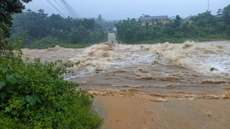 Nước sông thượng nguồn dâng cao, chảy xiết đoạn qua xã Hướng Phùng, tỉnh Quảng Trị.