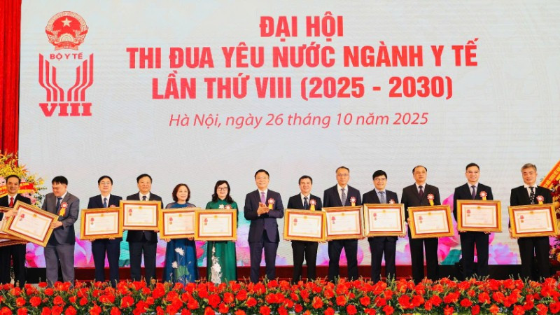 Phó Thủ tướng Lê Thành Long trao tặng Huân chương Lao động cho các tập thể, cá nhân ngành y tế có thành tích đặc biệt xuất sắc