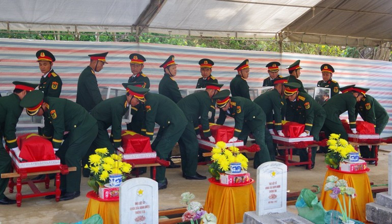 Lễ an táng các hài cốt liệt sĩ. (Ảnh: BÁO NHÂN DÂN)