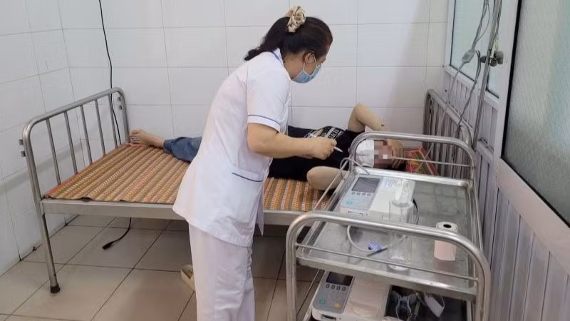 Thăm khám cho người bệnh nghi ngộ độc sau khi được chuyển cấp cứu, điều trị tại Trung tâm Y tế Hương Trà.