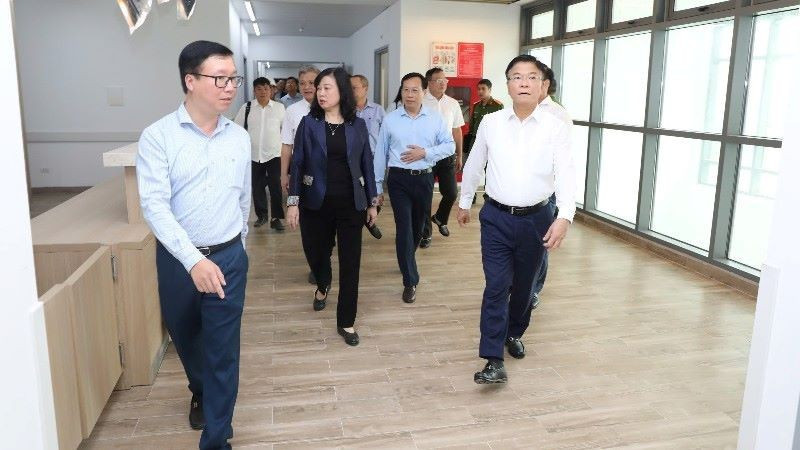 Phó Thủ tướng Chính phủ Lê Thành Long cùng đoàn công tác kiểm tra thực tế thi công các hạng mục xây lắp Dự án Cơ sở 2 của Bệnh viện Bạch Mai và Việt Đức.