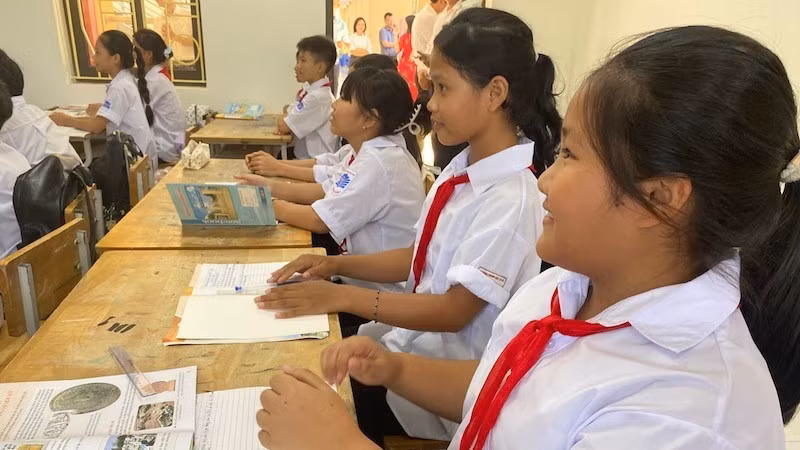 Các em học sinh Trường trung học cơ sở Minh Châu phấn khởi bước vào năm học mới 2025-2026.