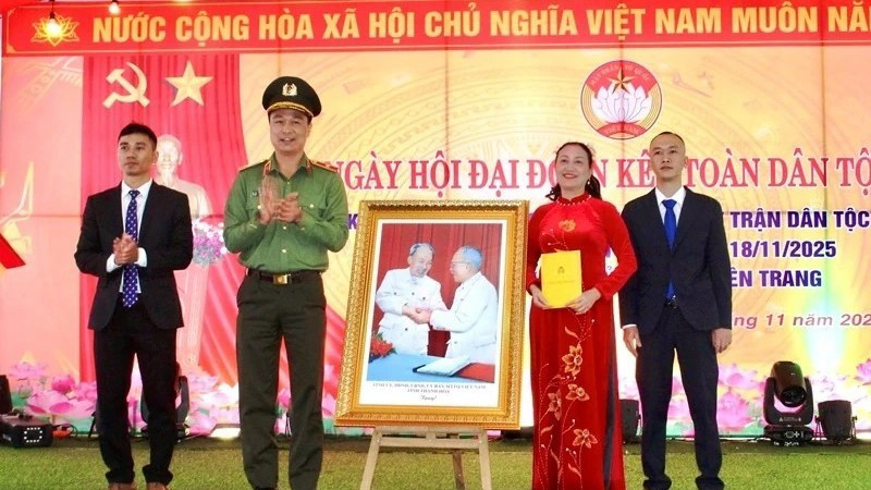 Lãnh đạo Công an tỉnh Thanh Hóa trao tặng thôn Thủ Lộc bức ảnh "Bác Hồ và bác Tôn".