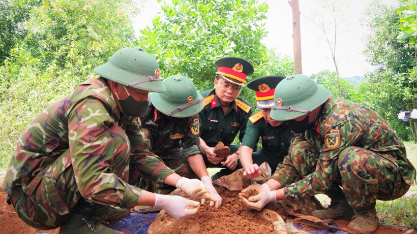 Cán bộ nhân viên đội quy tập hài cốt liệt sĩ Đoàn Kinh tế-Quốc phòng 337, Quân khu 4 tổ chức tìm kiếm và cất bốc hài cốt liệt sĩ tại thôn Xa Re, xã Khe Sanh, tỉnh Quảng Trị. (Ảnh: BÁO NHÂN DÂN)