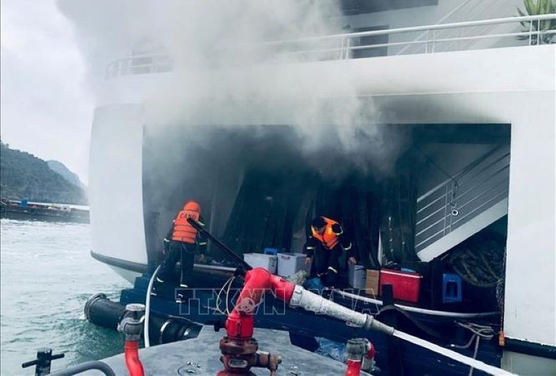 Lực lượng chữa cháy kịp thời dập tắt đám cháy tàu nghỉ đêm tại bến tàu Gia Luận (đặc khu Cát Hải, Hải Phòng). (Ảnh: TTXVN phát)