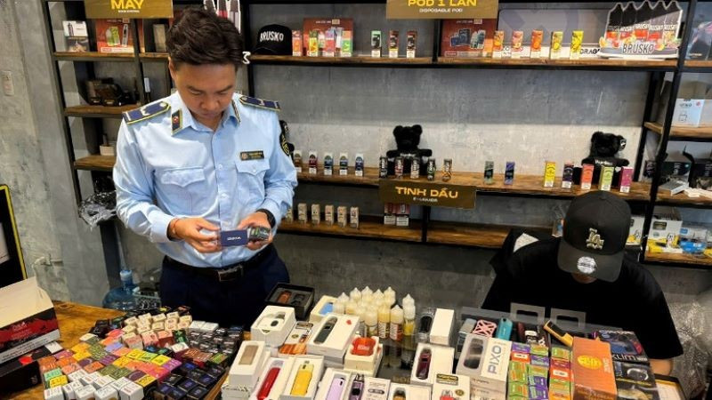 Lực lượng Quản lý thị trường thành phố Hà Nội xử lý vi phạm liên quan đến hoạt động kinh doanh thuốc lá điện tử tại một cửa hàng trên địa bàn. (Ảnh: ND)