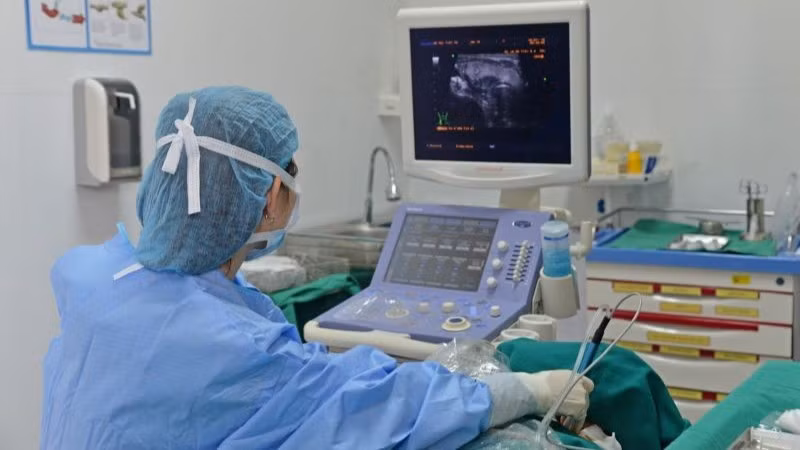 Tiến sĩ, Bác sĩ Nguyễn Thị Ánh Ngọc - Khoa Phẫu thuật tuyến giáp (Bệnh viện Nội tiết Trung ương) thực hiện kỹ thuật đốt sóng cao tần RFA cho bệnh nhân.