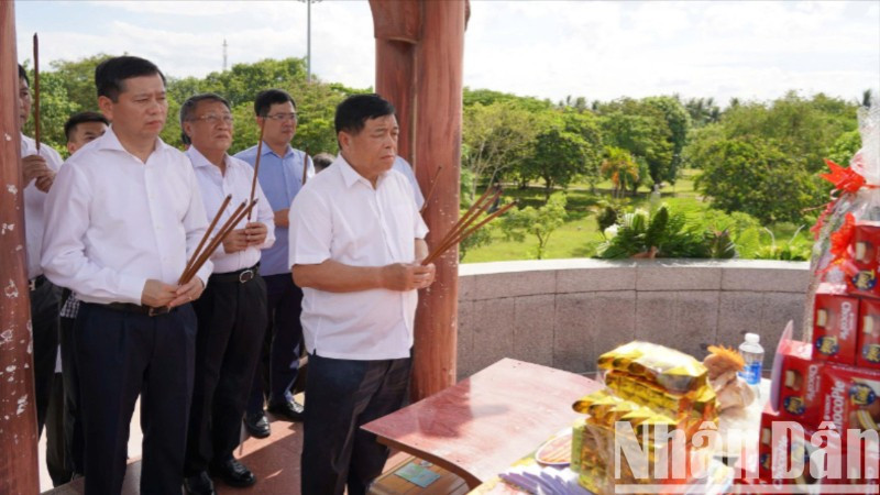 Phó Thủ tướng Nguyễn Chí Dũng và lãnh đạo tỉnh Quảng Trị dâng hương tại Di tích đặc biệt Thành Cổ Quảng Trị.