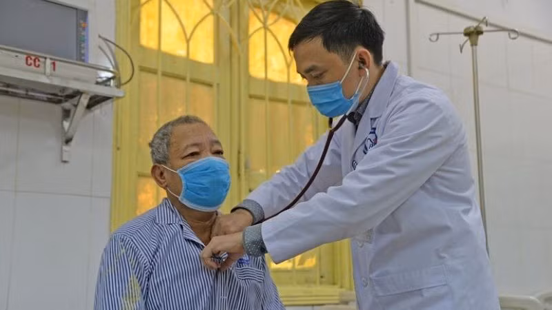 Bác sĩ khám cho bệnh nhân đái tháo đường. (Ảnh minh họa)