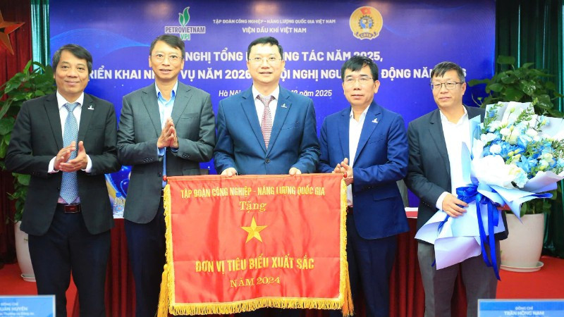 Lãnh đạo Petrovietnam trao Cờ thi đua đơn vị tiêu biểu xuất sắc tặng VPI. (Ảnh: MINH HÀ)