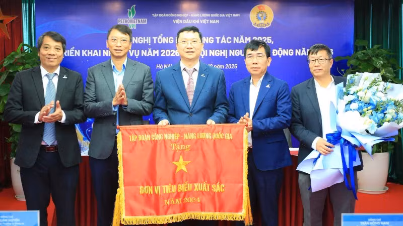 Lãnh đạo Petrovietnam trao Cờ thi đua đơn vị tiêu biểu xuất sắc tặng VPI. (Ảnh: MINH HÀ)