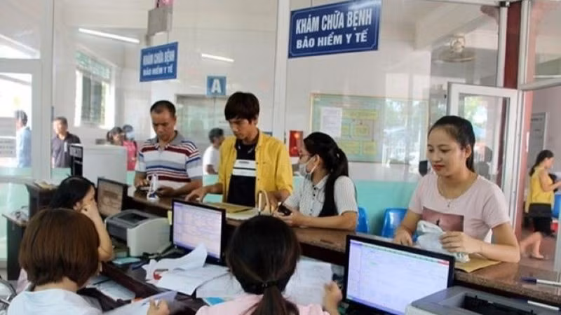 Người tham gia bảo hiểm y tế hộ gia đình có một số quyền lợi như được chi trả chi phí khám, chữa bệnh trong phạm vi quyền lợi và mức hưởng quy định trên thẻ bảo hiểm y tế. (Ảnh minh họa)