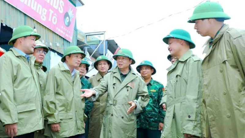 Phó Thủ tướng Chính phủ Trần Hồng Hà chỉ đạo công tác ứng phó với bão số 10 tại Nghệ An.