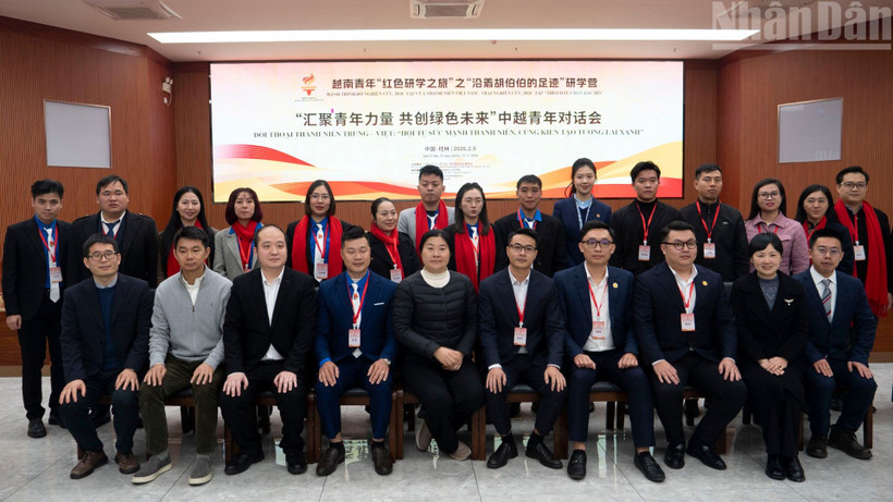 Các đại biểu tham dự buổi đối thoại chụp ảnh chung.