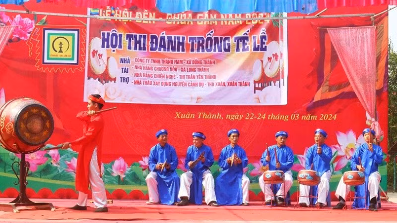 Hội thi đánh trống tế Yên Thành. (Ảnh: AN NAM)